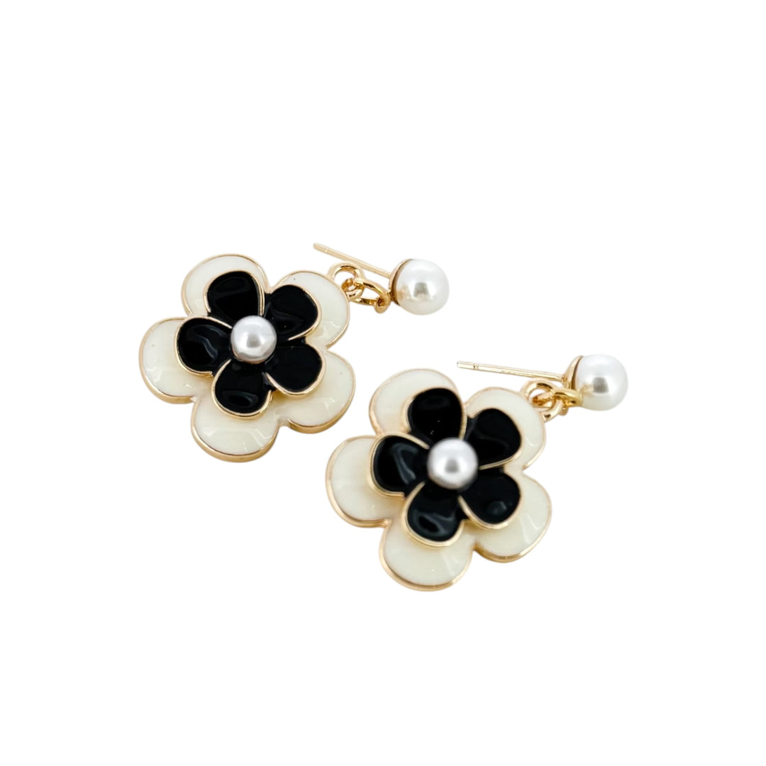 Envy Black and White Pearl Flower Earring