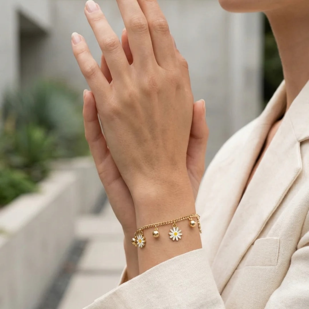 Envy Daisy Charm Bracelet Gold