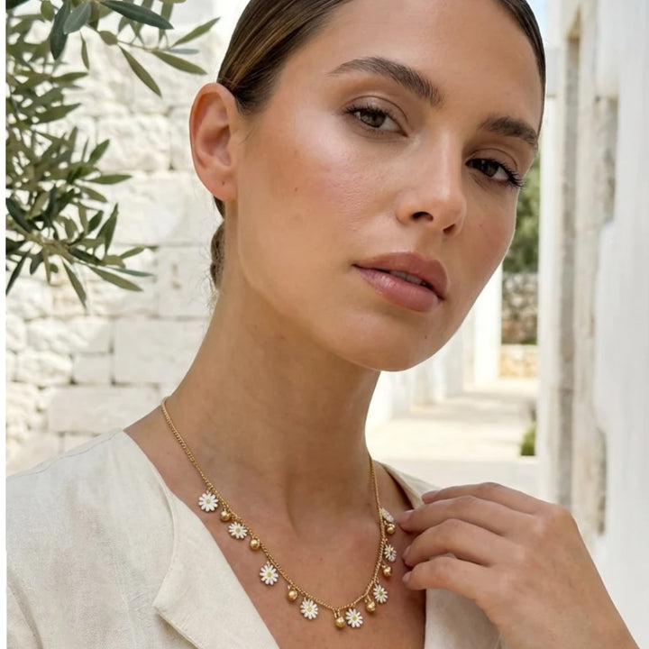 Envy Daisy Charm Necklace Gold