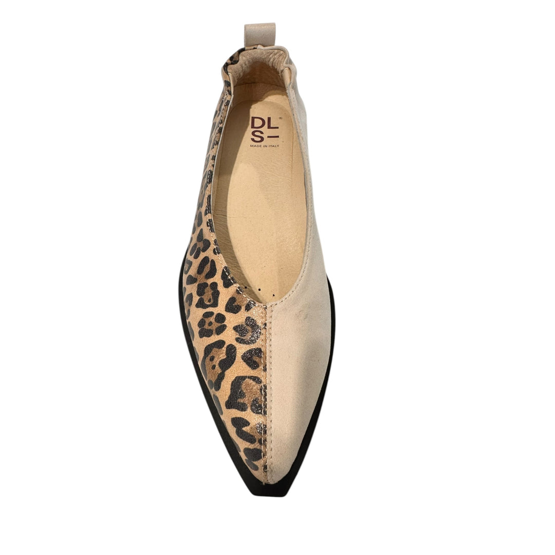 Pointed-toe flat shoe with leopard print pattern on a white background