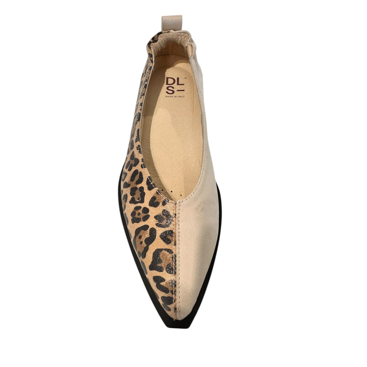Pointed-toe flat shoe with leopard print pattern on a white background
